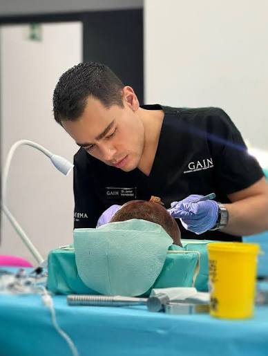 Dr. Javier Hernández Balmori performing a treatment at Balmori Center in Mexico City